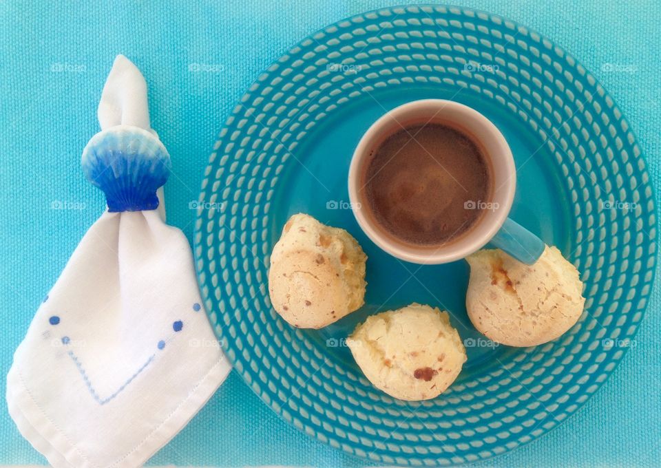 I love coffee with cheese bread.                      I love the colora.❤️
