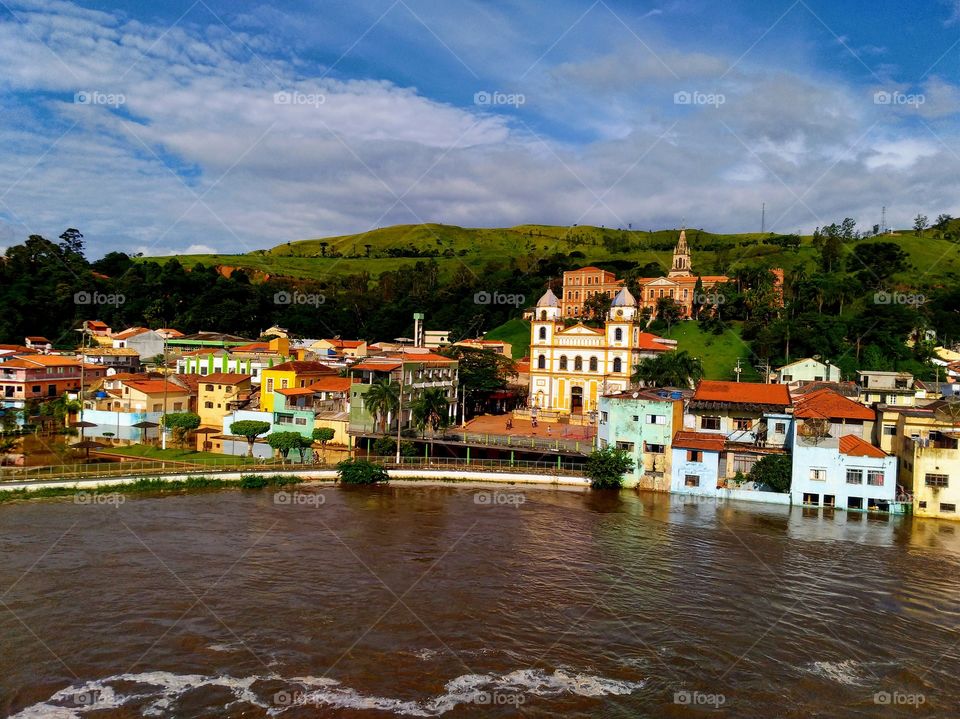 Pirapora do Bom Jesus cidade da Fé Viva, a 56 km da capital. A origem do seu nome vem do Tupi Guarani que significa peixe = pira.