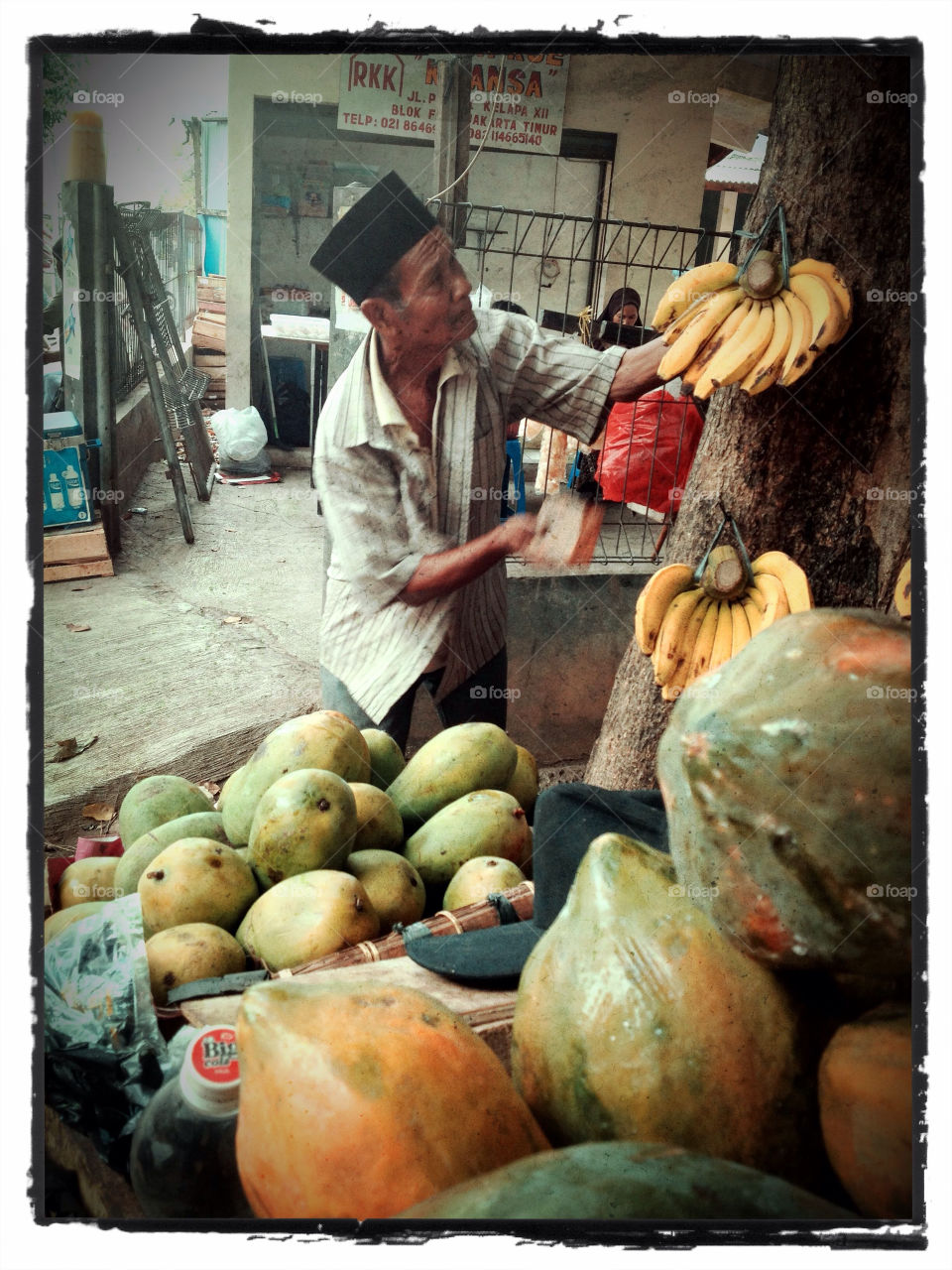 jakarta indonesia dagang buah di usia senja by ubalfas