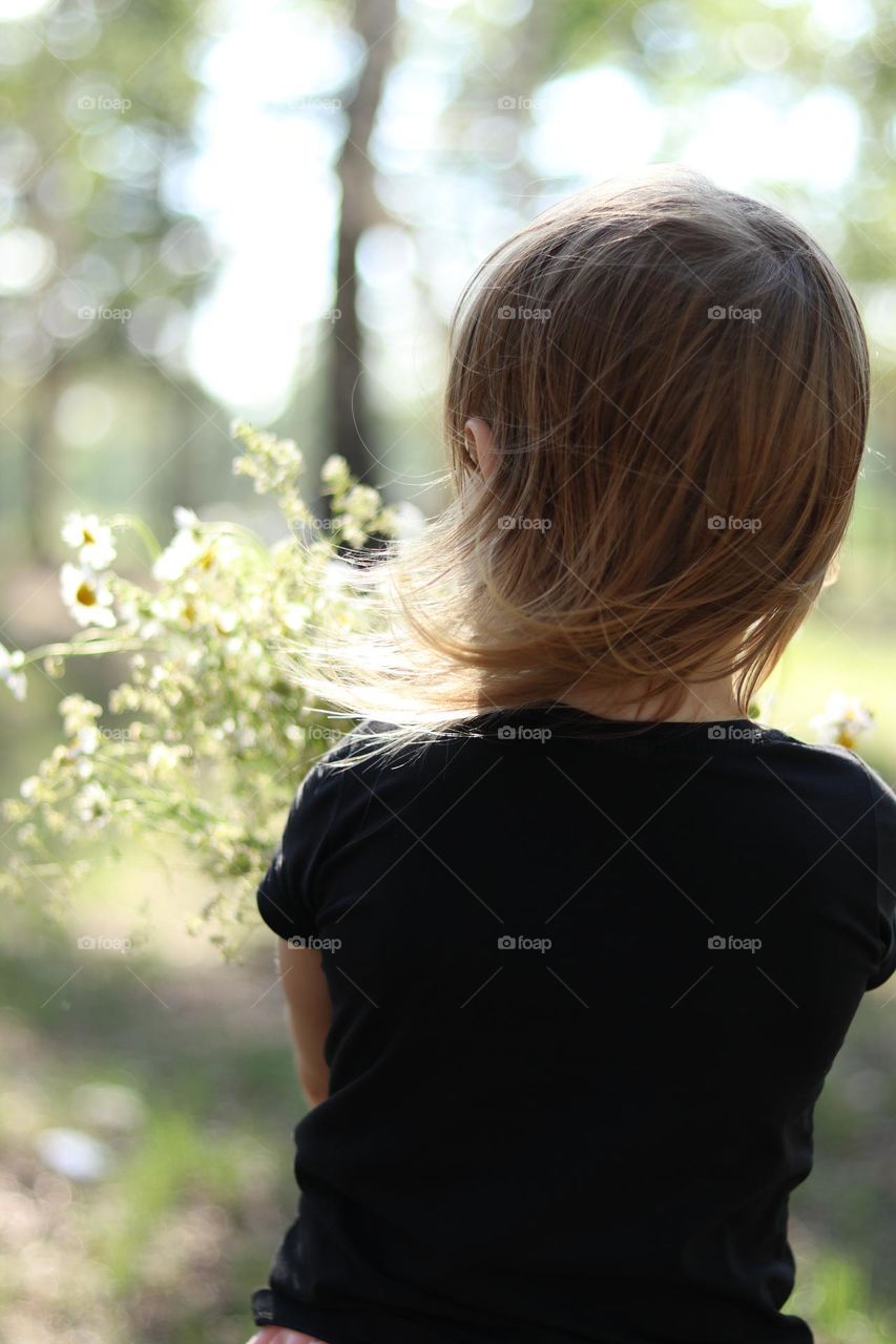 girl with a bouquet of daisies