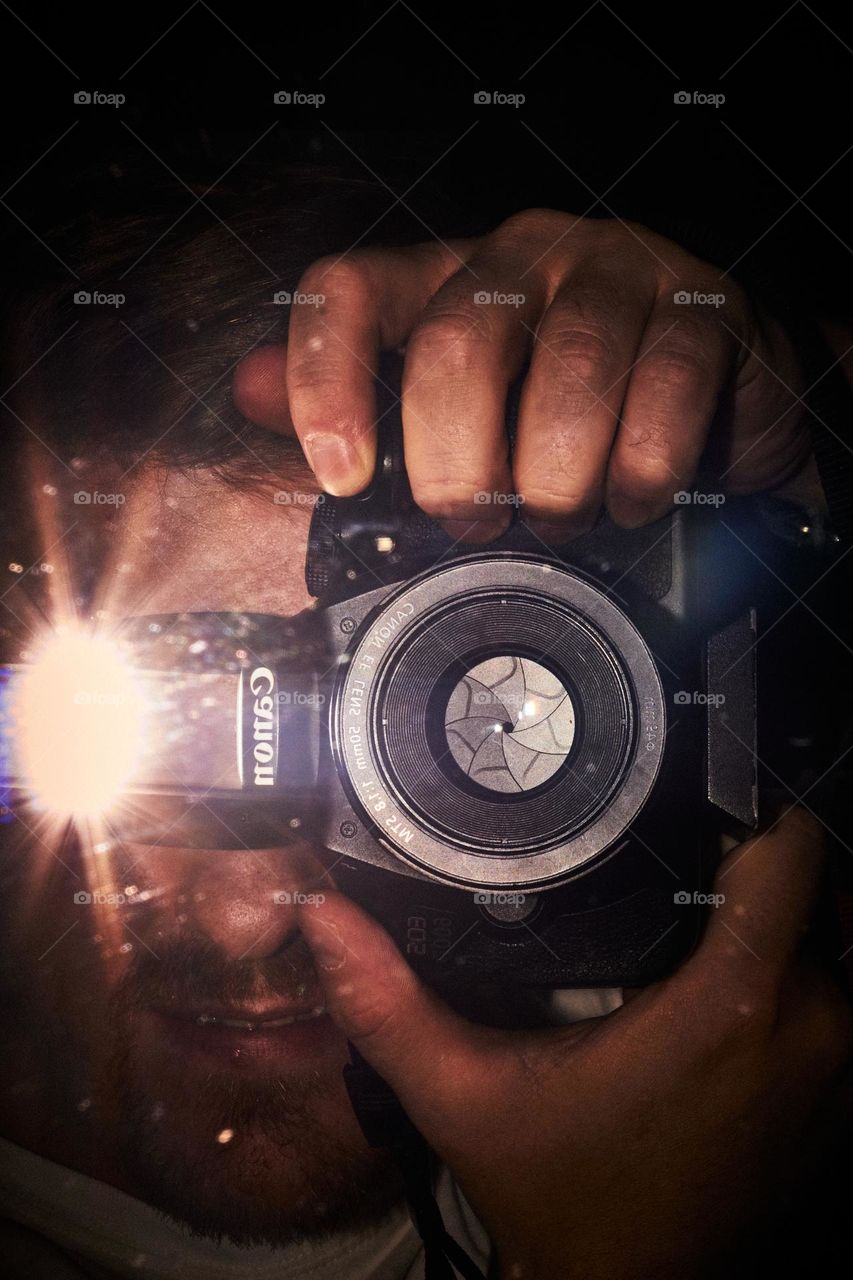 A photo in the mirror, an excellent selfie was taken with the light off the built-in flash of the camera.