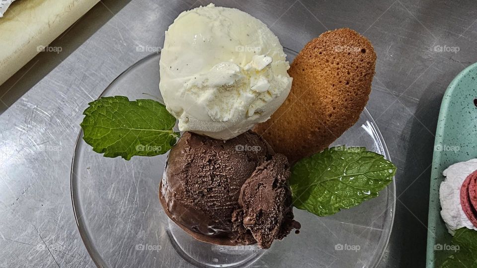 Un clasico de los helados chocolate y vainilla con lengua de gato