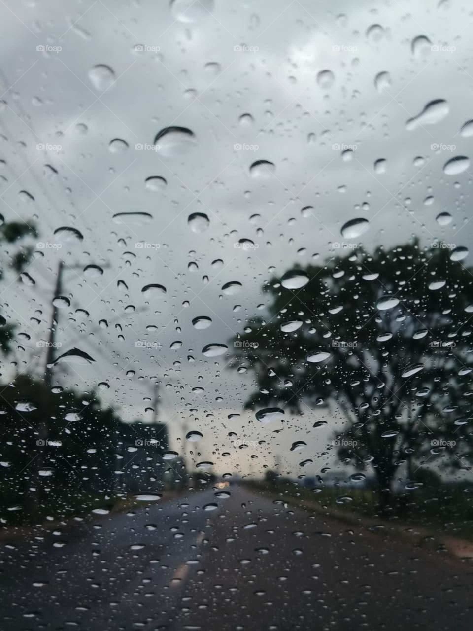 RAIN - Chove, chuva! E a chuva chegou por aqui. Pudera, com o calor que fez!
Bem na divisa entre Jundiaí e Itupeva, olhe só o clique do “pé-d’água“(essa expressão é das antigas, não)?