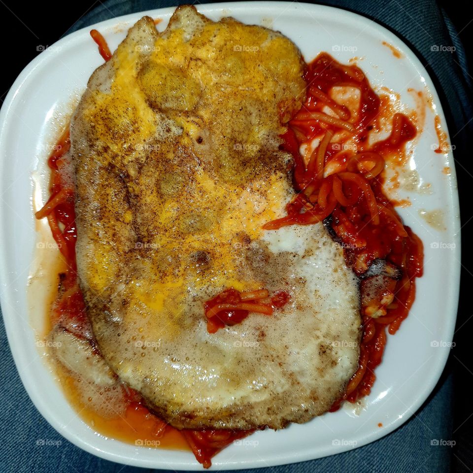 Spaghetti bolognese with an egg.