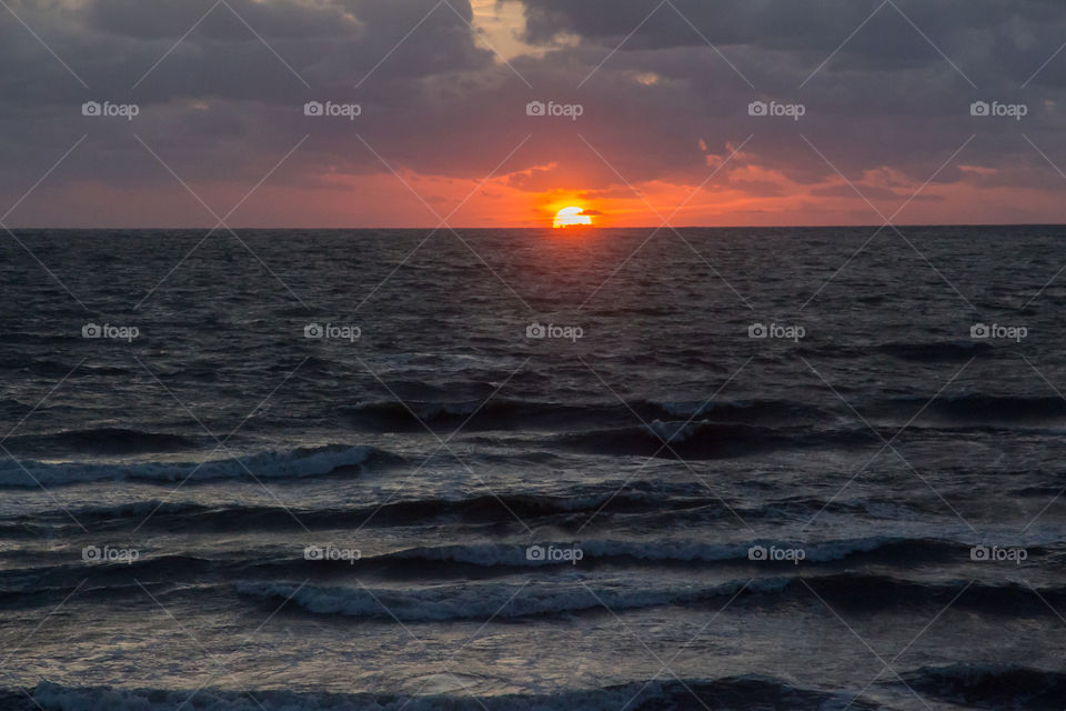 Beautiful sunset by the ocean , vacker solnedgång vid havet 