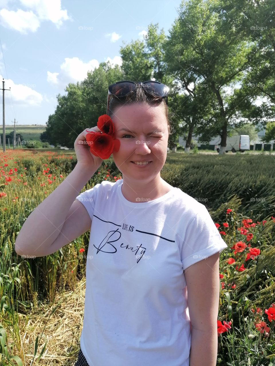 Walking in a field filled with blooming poppies, it not only makes you smile, but also enjoys the beautiful view