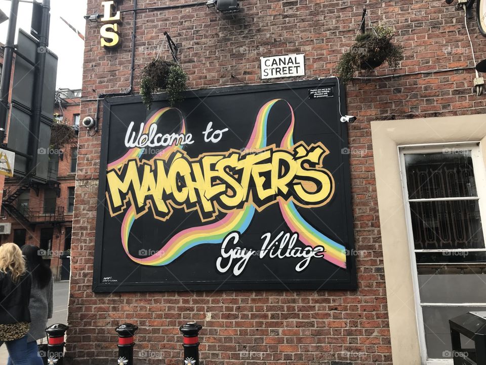 Visite du quartier gay de Manchester. De grandes et belles rues arpentées de briques rouges.