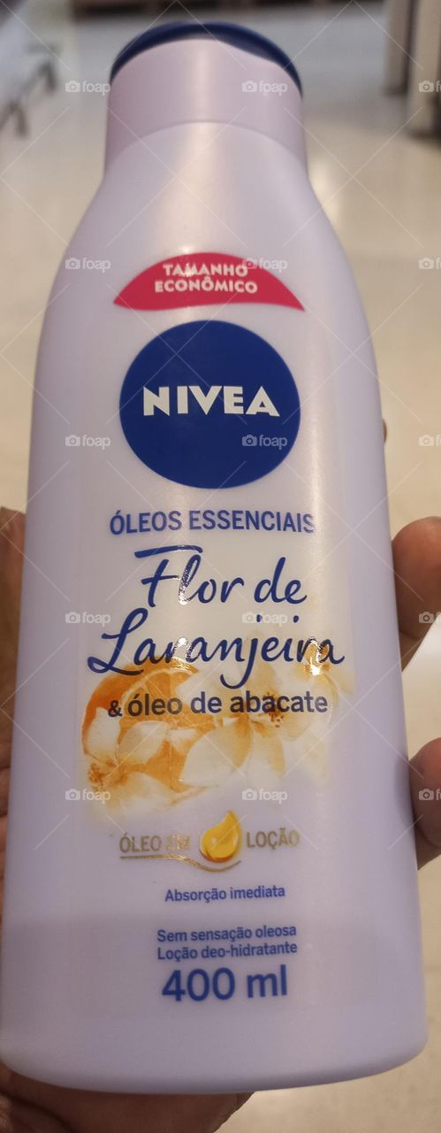 NIVEA  ÓLEOS ESSENCIAIS Flor de Laranjeira e Óleo de abacate, contêm propriedades  hidratantes e nutritivas,  para tratar  áreas ressecadas, promovendo hidratação, maciez e brilho natural  sem sensação  pegajosa. A NIVEA  Trata sua pele com carinho.