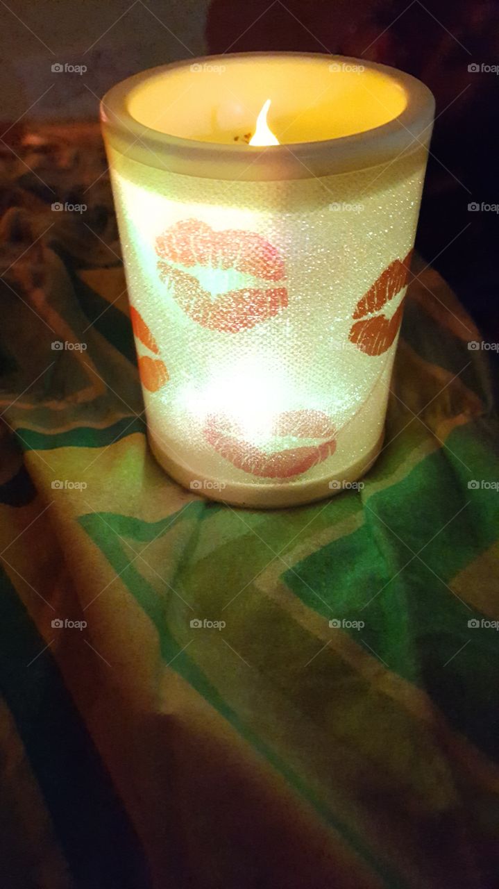 kiss electric candle light