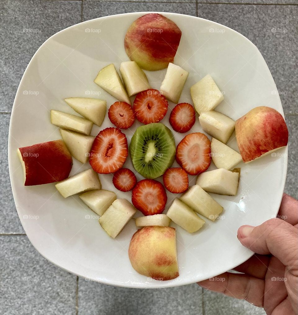 Frutas deliciosas para a criançada ficar feliz: temos pêra, pêssego, morango e kiwi.
Quem vai querer?

#fruits