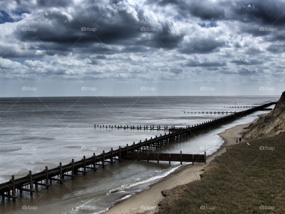 Coast with anti-erosion barrier