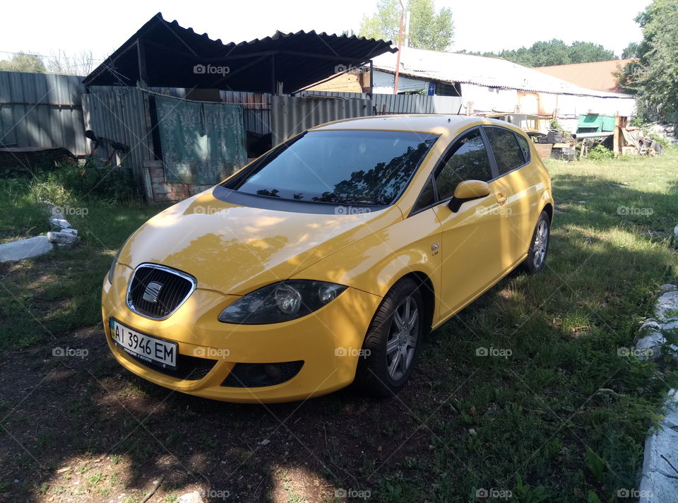 Яркий желтый автомобиль Seat Leon