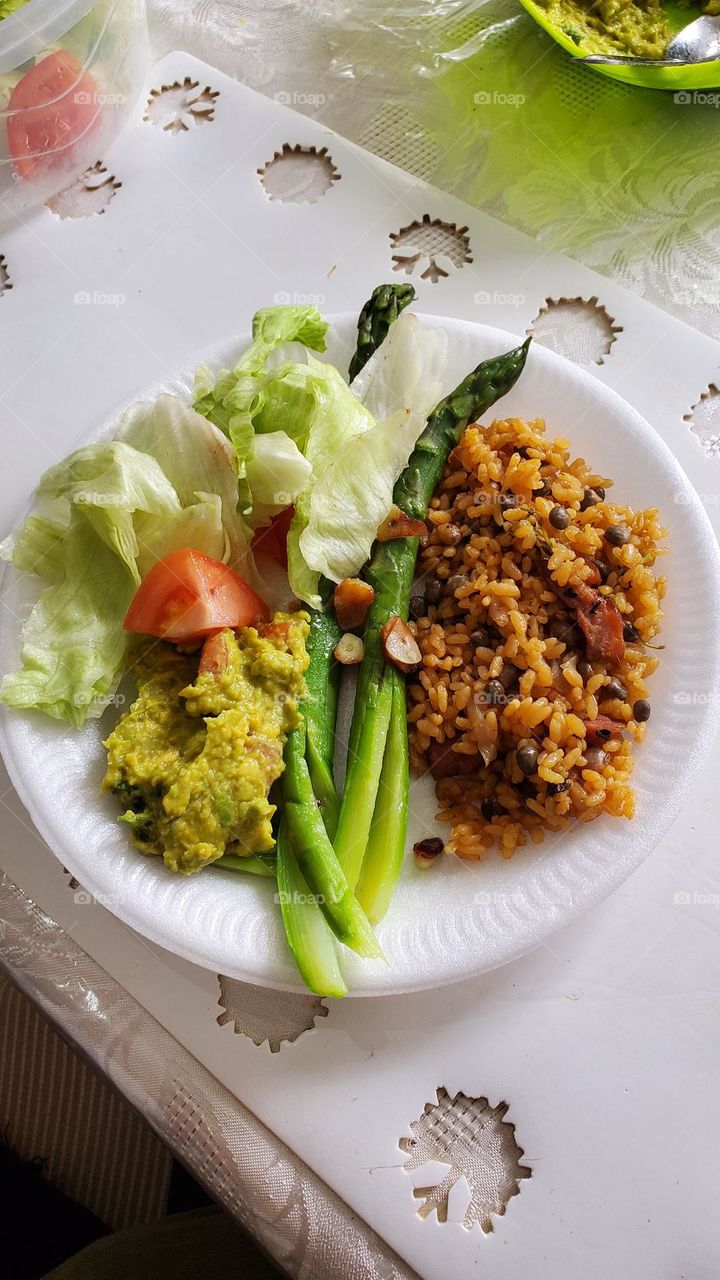 Rice, salad, guacamole and esparragos