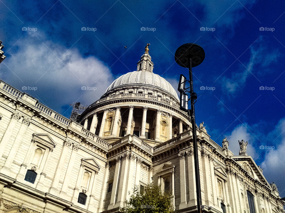 Una impresionante catedral de San Pablo de Londres en un día soleado nos hace soñar con un viaje a esta capital europea.  El cielo azul de invierno con un poco de nubes brilla con claridad en la imagen.