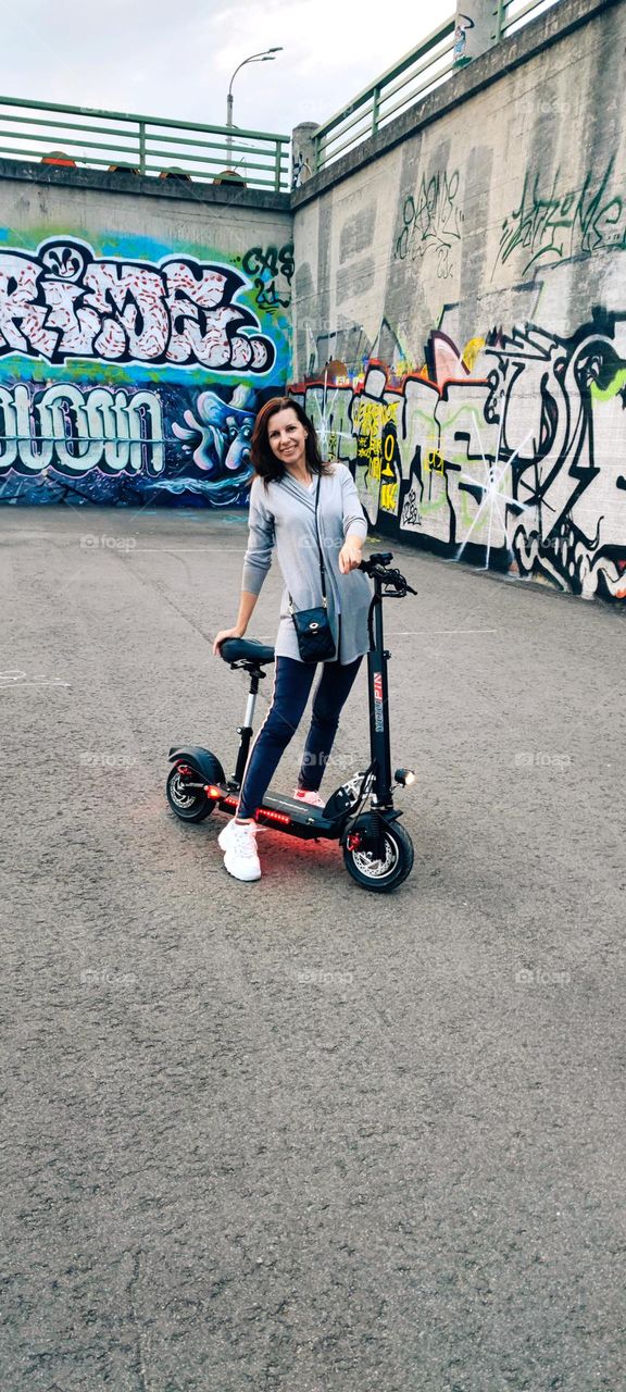 Moteris su paspirtuku