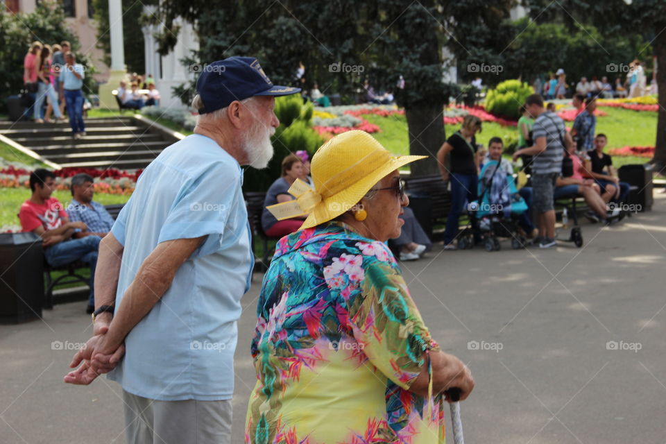 пенсионеры прогуливаться в парке