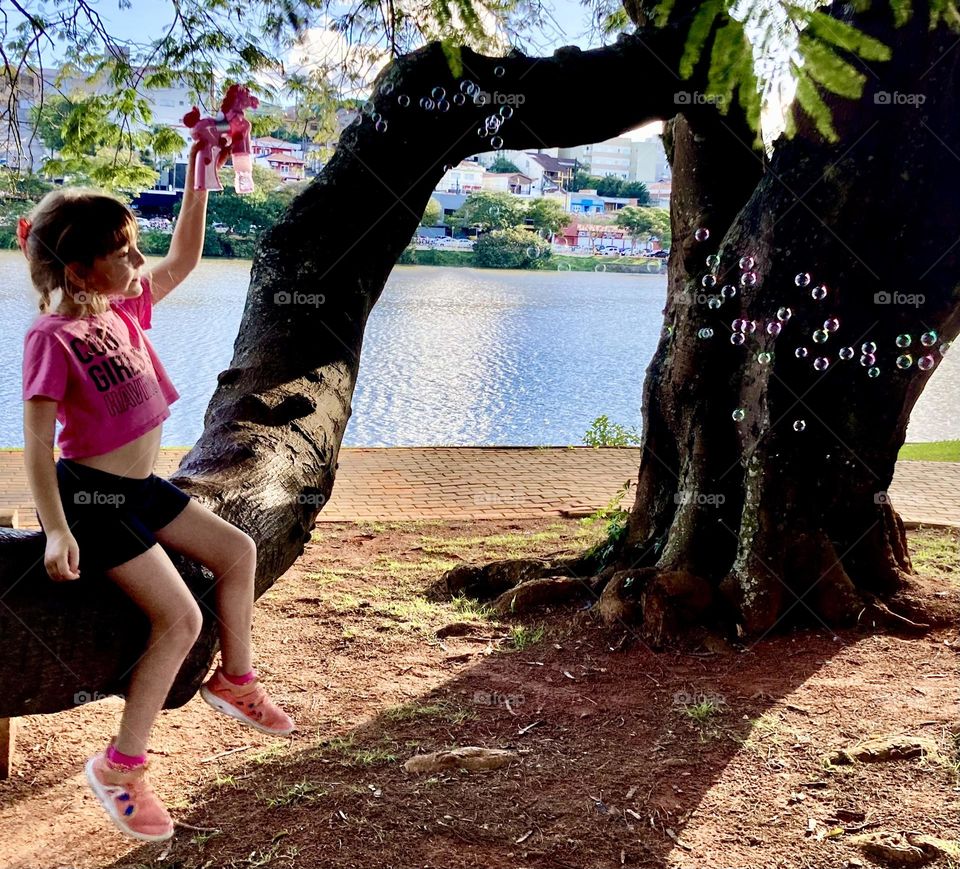 in nature - A foto da semana, dentre as muitas que cliquei, é essa aqui: a Maria Estela, minha caçulinha, em cima da árvore soltando bolinhas de sabão!
Inspirador e, ao mesmo tempo, fofo!
📸
#FOTOGRAFIAéNOSSOhobby