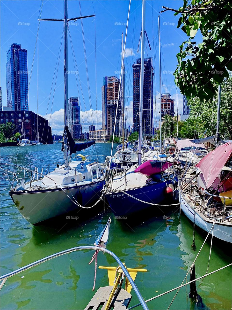 A beautiful deeply saturated turquoise blue can be seen here at „Newtown Creek“ by the „Pulaski Bridge“ in LIC, Queens today as the afternoon sun is beginning to set and lends its intense golden glow. 2023. Hypnotic Productions