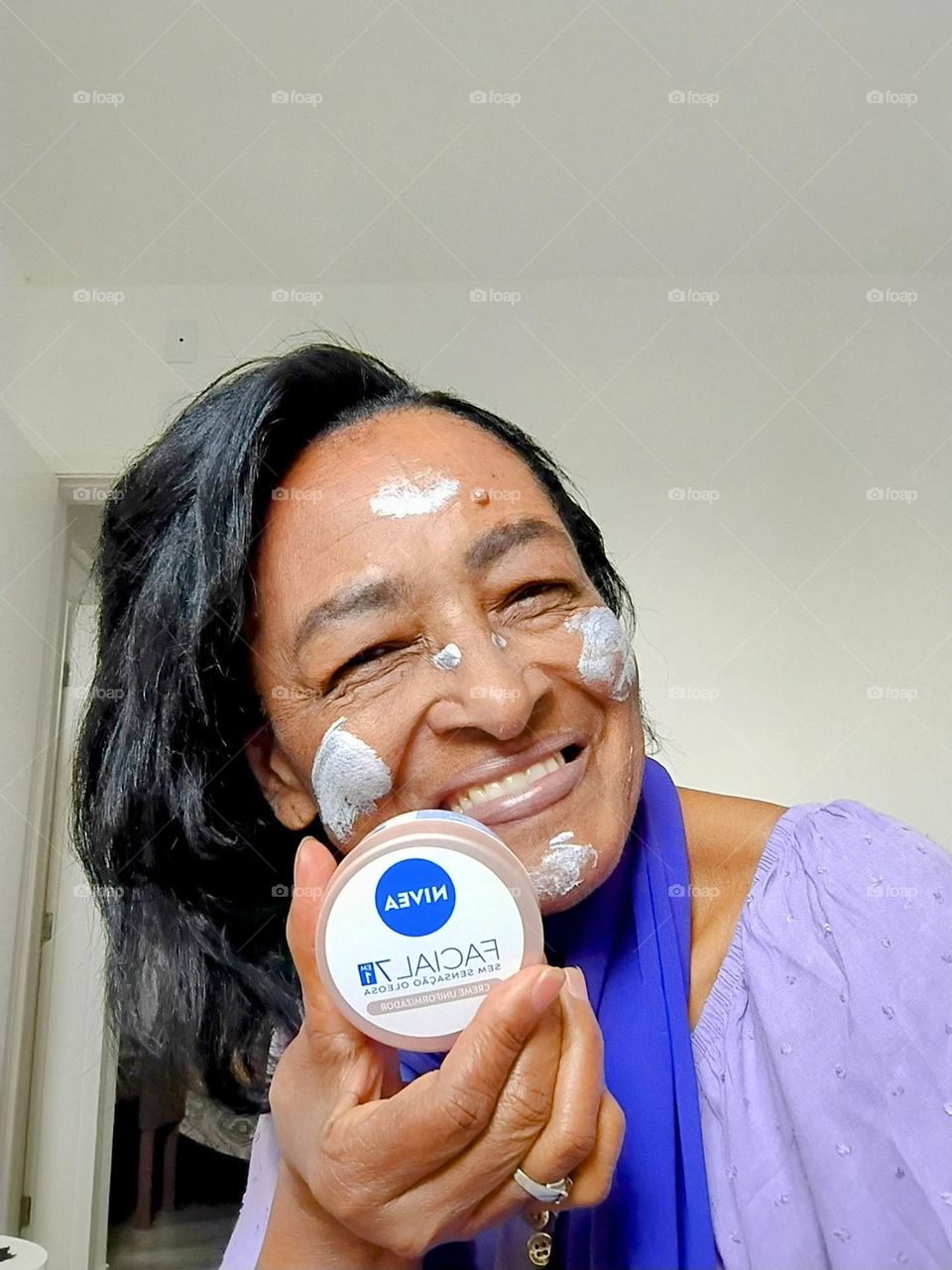 Cuidados especiais com a pele. Na Primavera e Verão, a pele necessita de cuidados especiais devido ao aumento da exposição solar e mudanças climáticas. NIVEA FACIAL 7 EM 1, creme uniformizador, sem sensação oleosa, hidrata, com proteção UVA/ UVB...