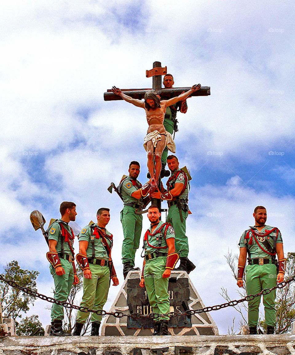 Escuadra de Gastadores del 2 Tercio, quitando el Cristo del monolito a los caídos.Despedida del General Primera tonalidad