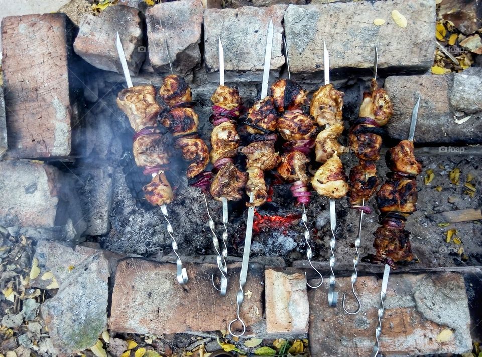 chicken skewers on stones куриный