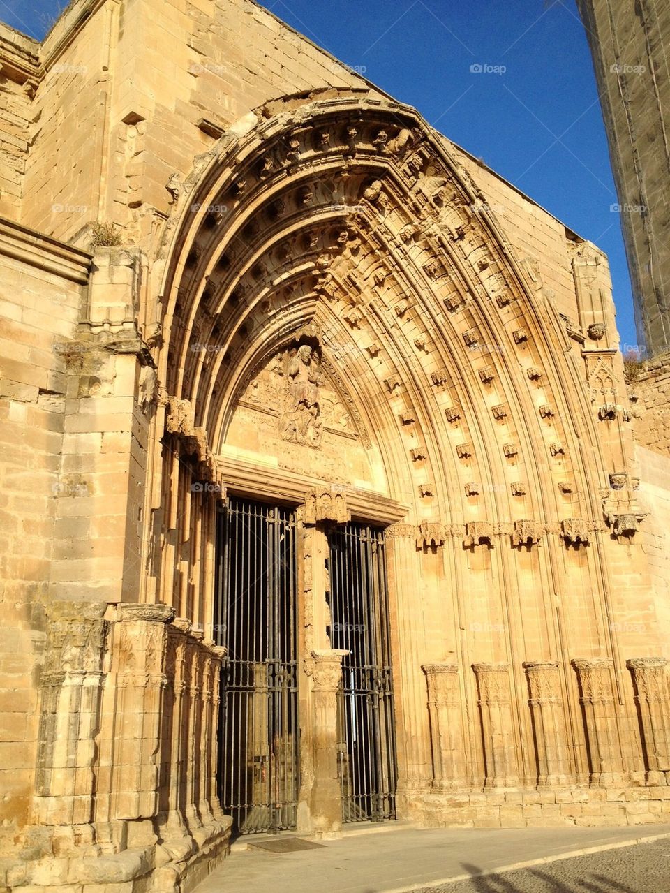Puerta de entrada al claustro de La Seu Vella, Lleida.