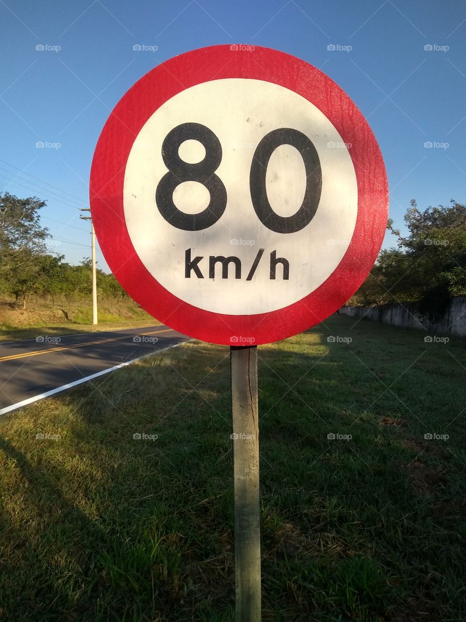 Speed ​​limit 80km... Limite de velocidade 80 km/h...
