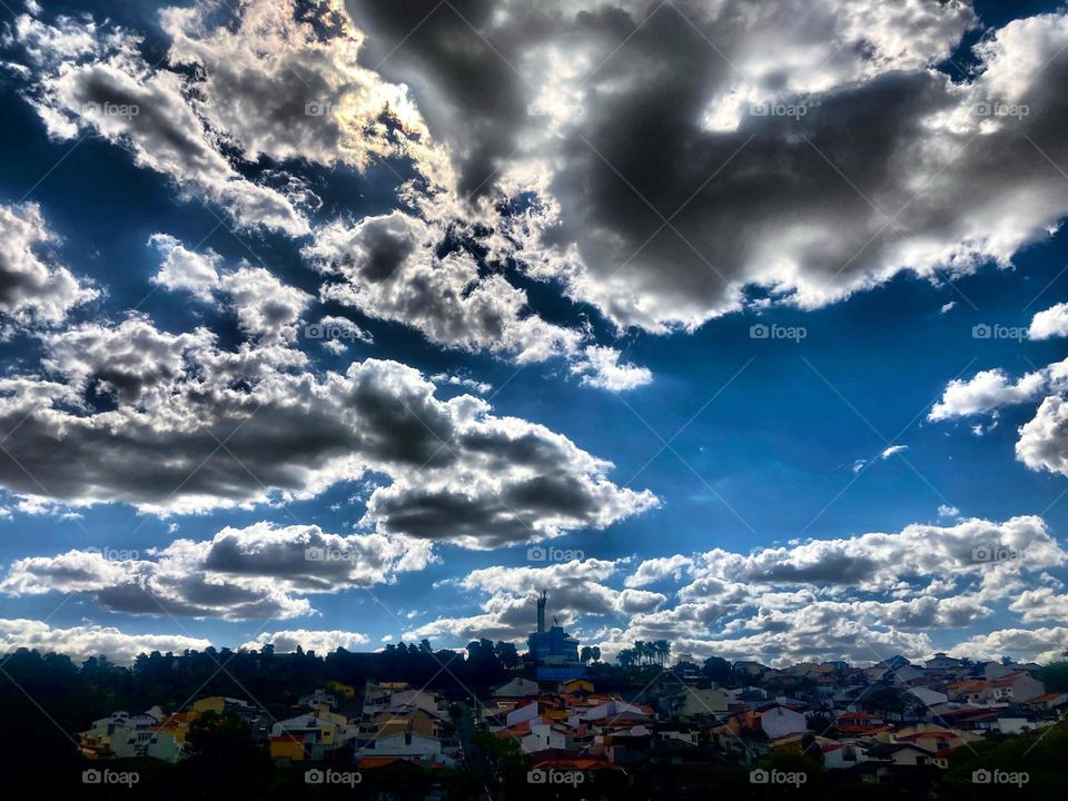 Você interpreta como: esse céu azul ficando nublado, ou uma tarde de nuvens com o céu abrindo?

Impressões de um dia…
