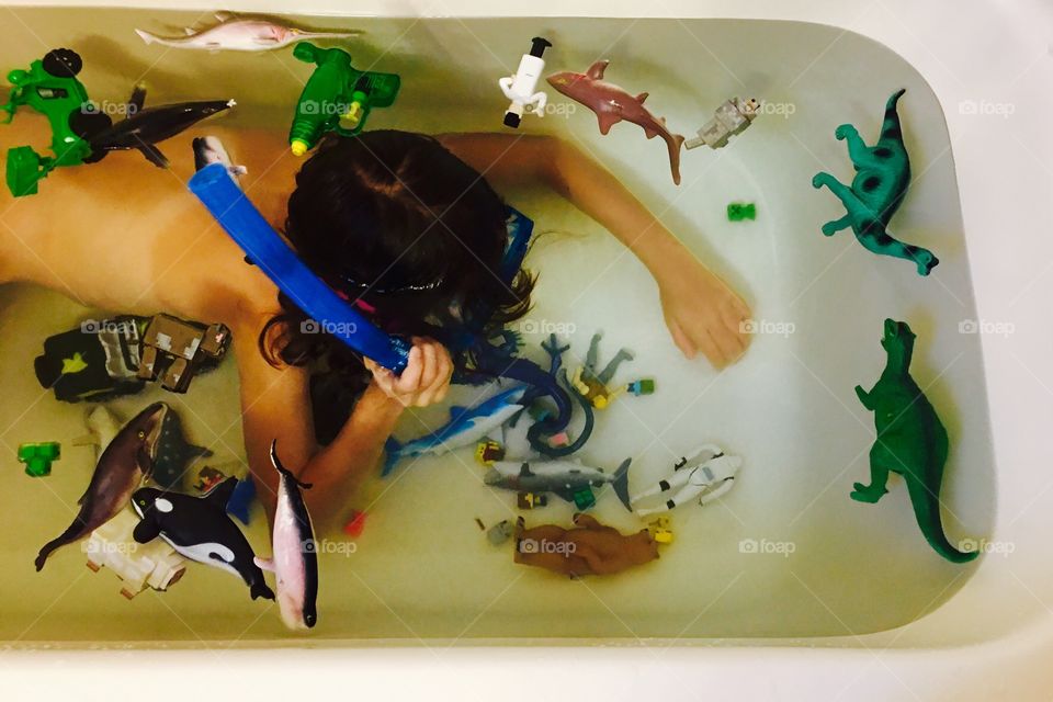 Little girl snorkeling in the bathtub 