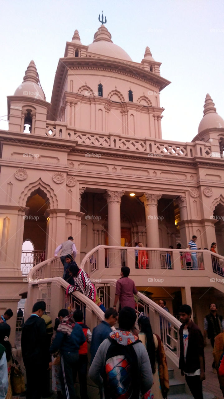 Beluṛ Maṭh is a monastery serving as the headquarters of the Ramakrishna and founded by Swami Vivekananda, the chief disciple of Ramakrishna Paramahamsa.It is located on the west bank of Hooghly River, Belur, West Bengal, India