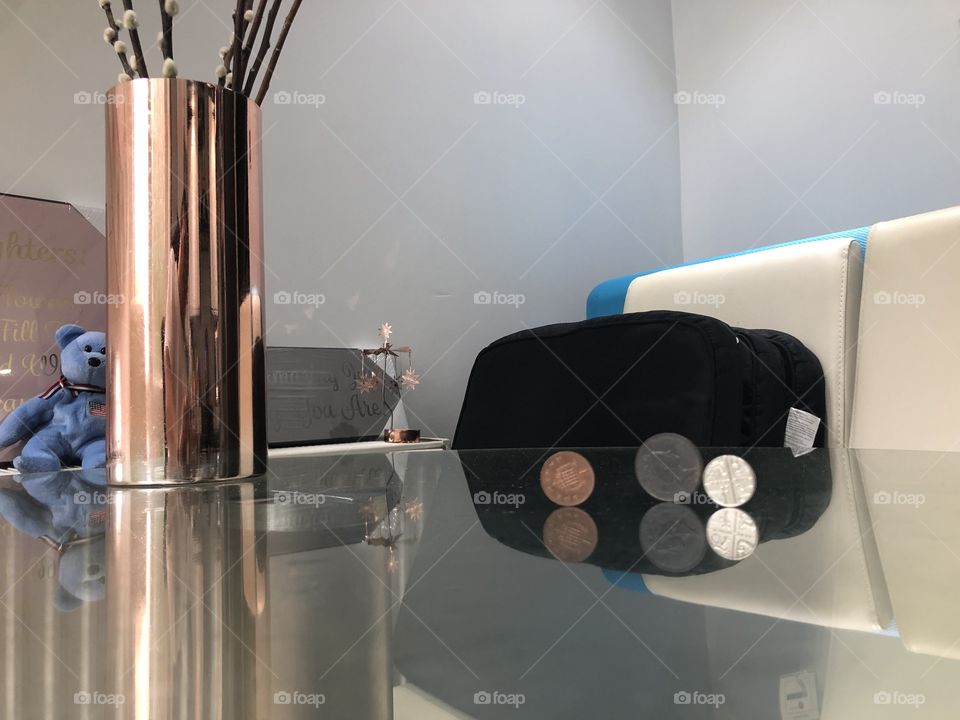 Telekinesis with out tricks!standing pence,see the pence reflected on the glass!