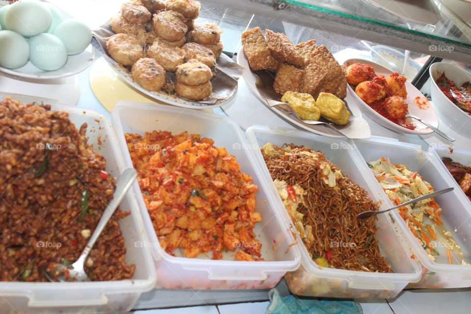 the dishes in the food stalls are simple and this is the taste of the lower middle class usually in the city with cheap dishes