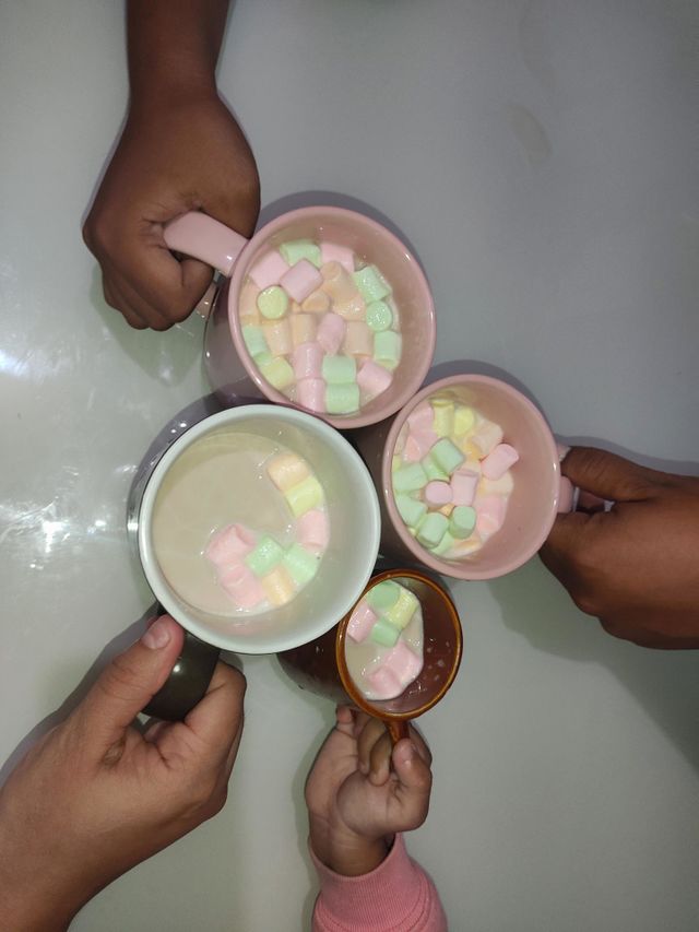Varias tazas de chocolate caliente para pasar una tarde en familia 🍫☕