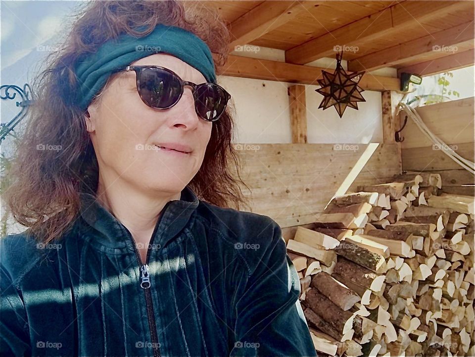 The lady of the house in „Bavaria“, Germany is obviously pleased with the progress the wood stacking project is making. The end is in sight and soon the firewood will be all in its proper place. 2023. Hypnotic Productions