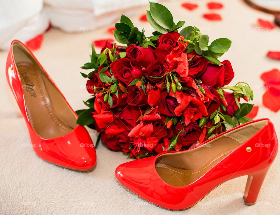 bouquet red roses shoes