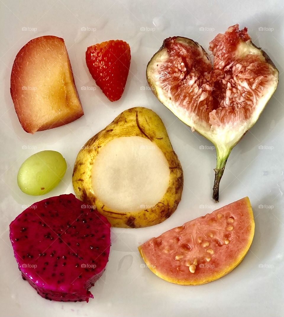 🇺🇸 Brazilian fruits: plum, strawberry, fig, grape, pear, pitaya, guava and... affection!
Eat fruit that is good.

🇧🇷 Frutas brasileiras:  ameixa, morango, figo, uva, pêra, pitaya, goiaba e... carinho!
Coma fruta que faz bem.