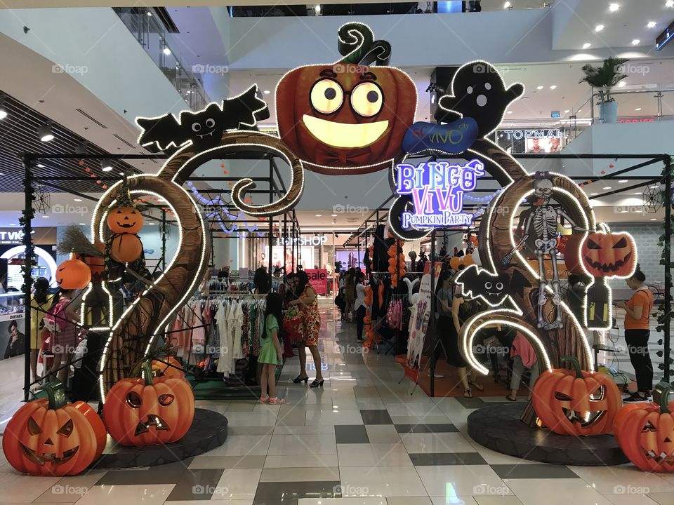 Halloween fair at VivoCity with costumes, cloths, decorations, wearables, toys for everyone 
