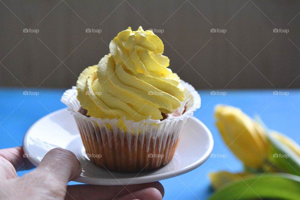 yellow cake in hand