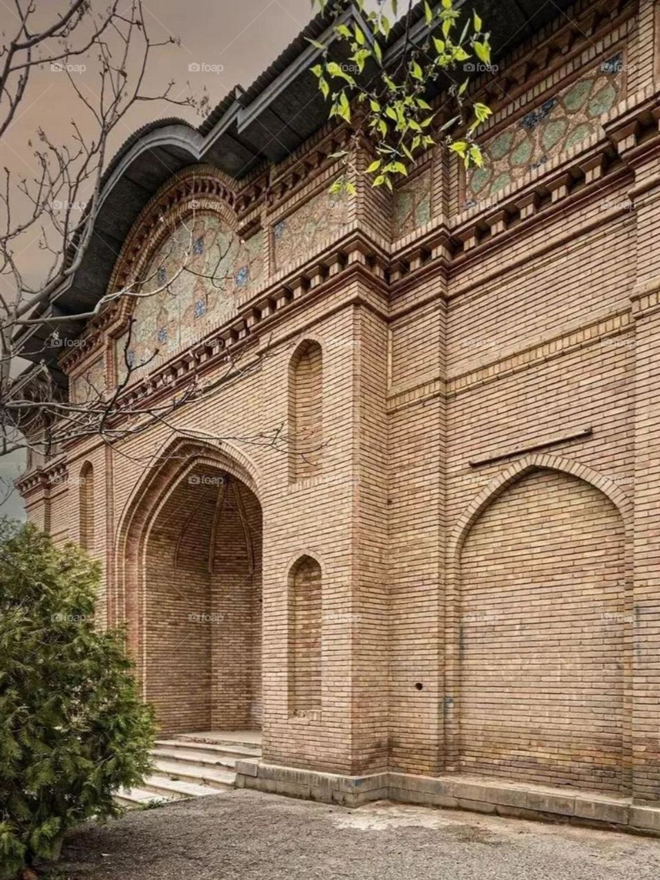 A palace on 2 floors on a beautiful hill with a view of rare stones from old mines and marbles built by tasteful architecture.