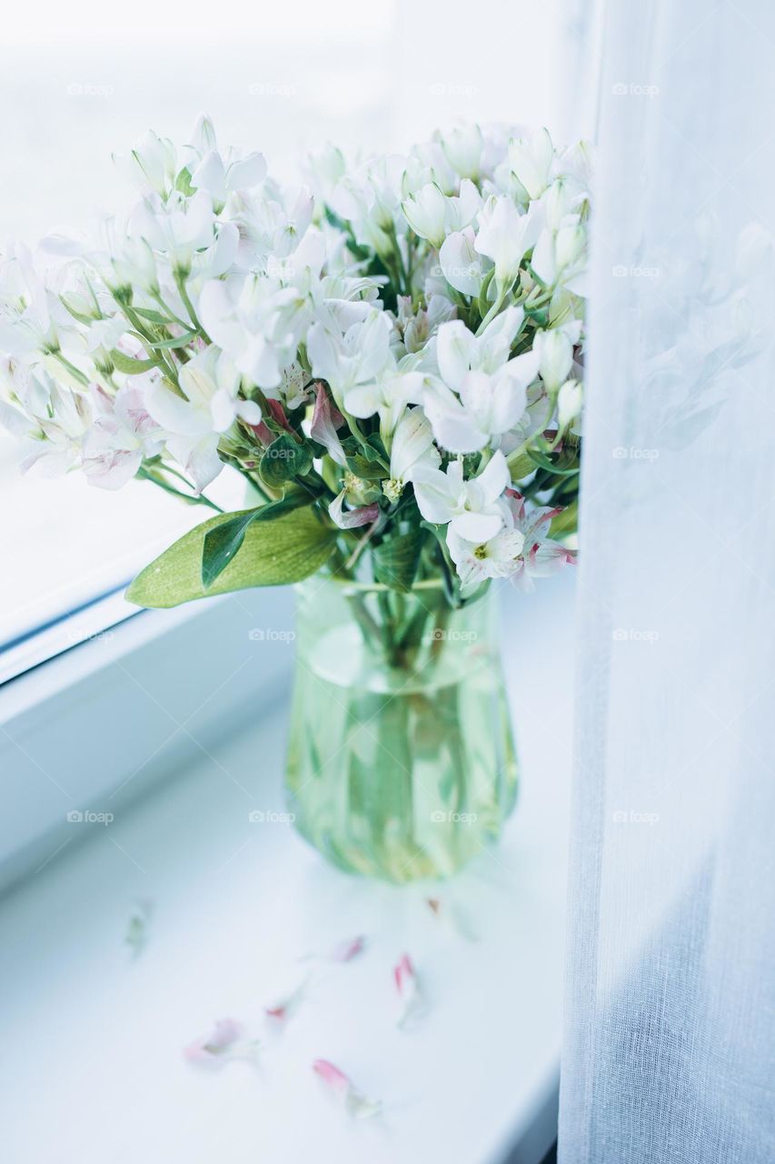 Weight flowers in vase 