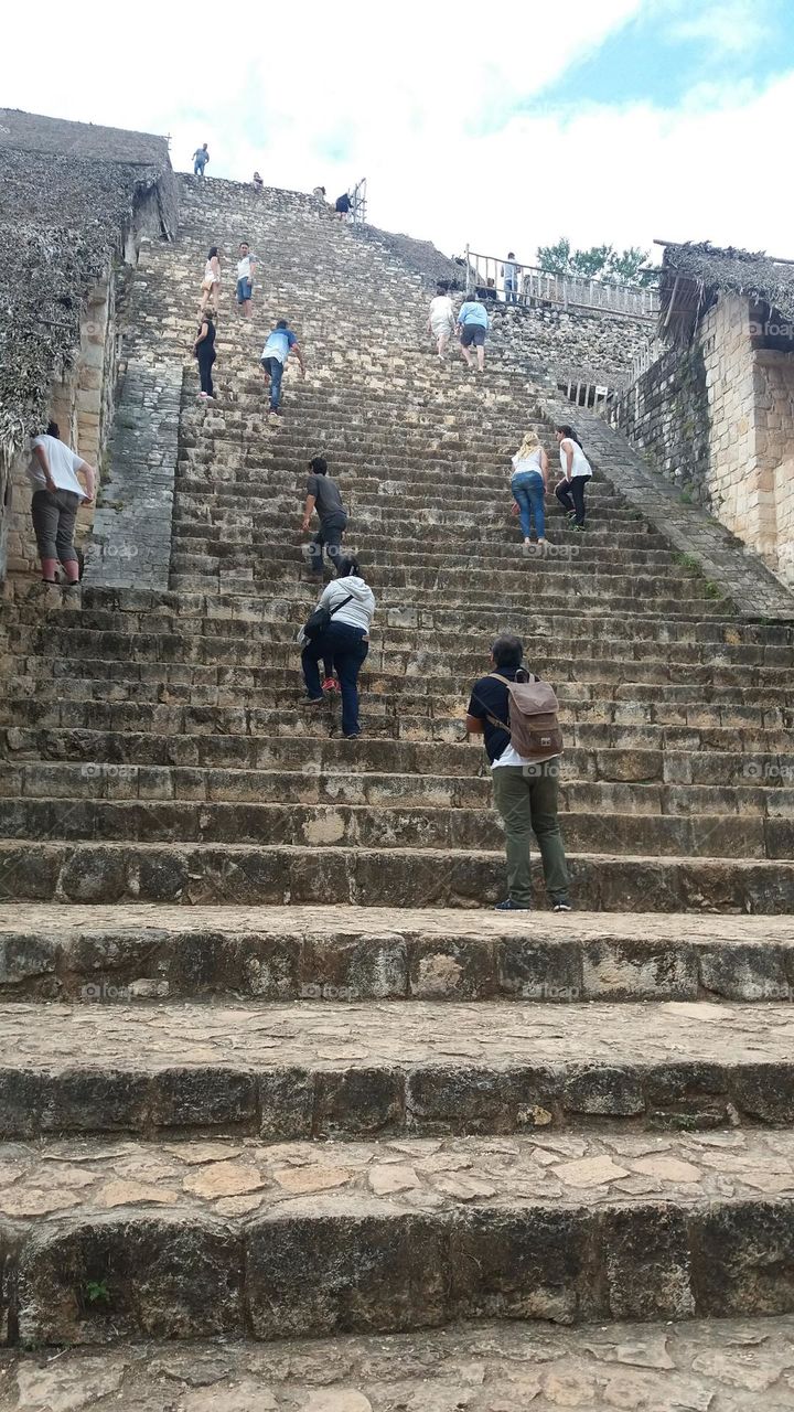 Estoy abajo viendo cómo suben la escalinata maya