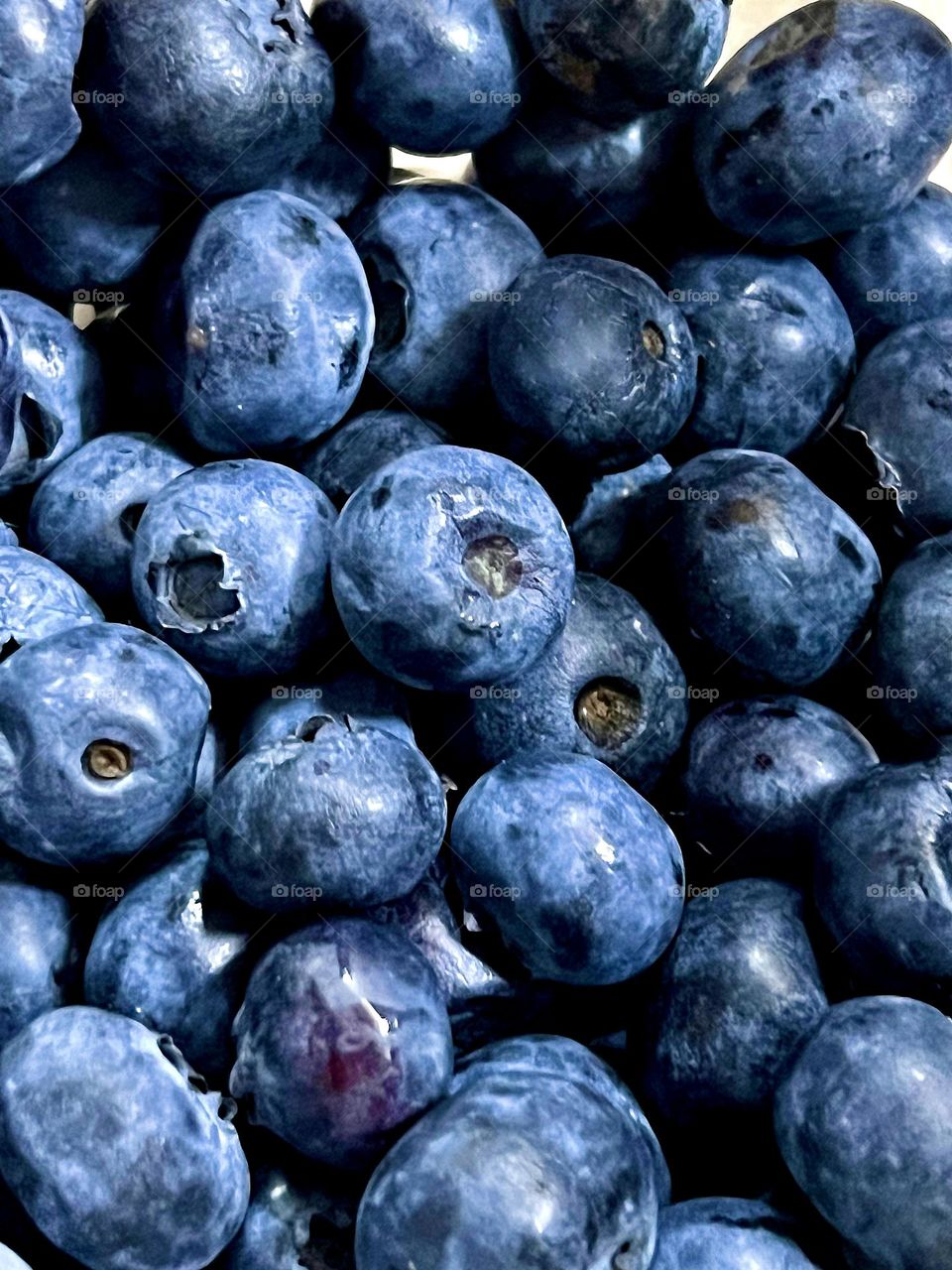 Blueberries are a versatile berry. It can be eaten without any additives or as a pleasant addition to oatmeal, cottage cheese,