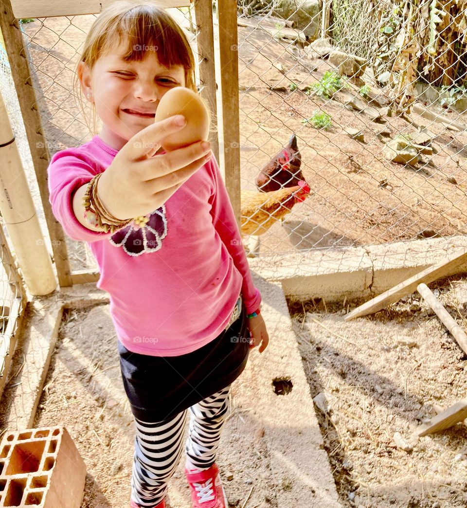 Collect eggs at grandma's house!  Is there anything nicer? I could see Tetéia’s face with the smell of the chicken coop… / Colher ovos na casa da vovó! Tem algo mais legal?
Deu pra ver a carinha da Tetéia com o cheiro do galinheiro…