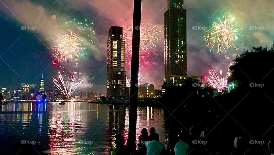 This show hasn’t missed a beat since it began at 9:30 PM on „July 4th, 2022“. Round after round of colored rockets were shot skyward from several boats „parked“ on the „East River“ at „Newtown Creek“. Hypnotic Productions