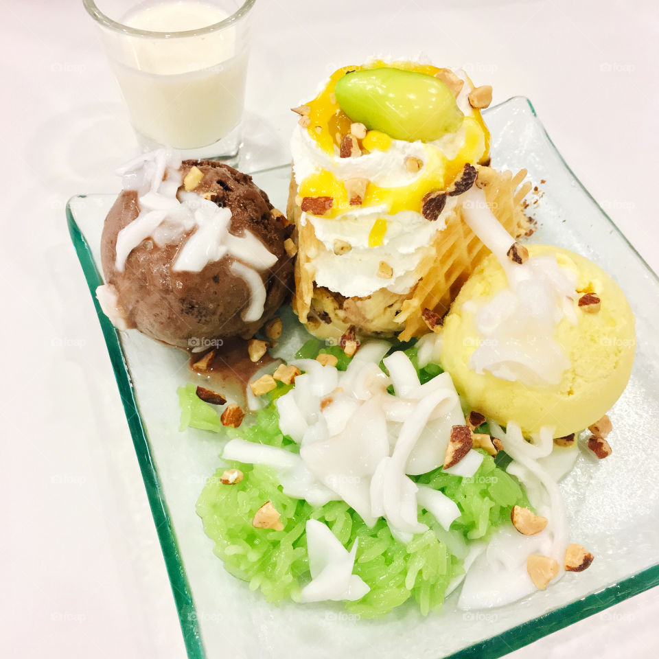 Mango ice creams with green sticky rice