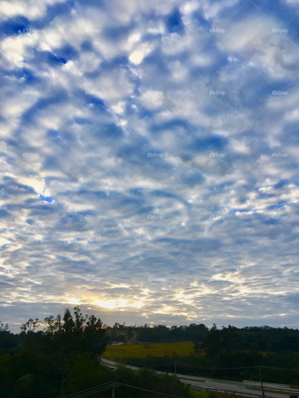 Nuvens espaças surgindo no céu. Há de ser um bom dia de vida. Viva a natureza e sua beleza!