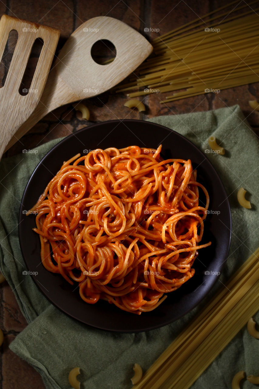 freshly cooked spaghetti pasta with tomato sauce