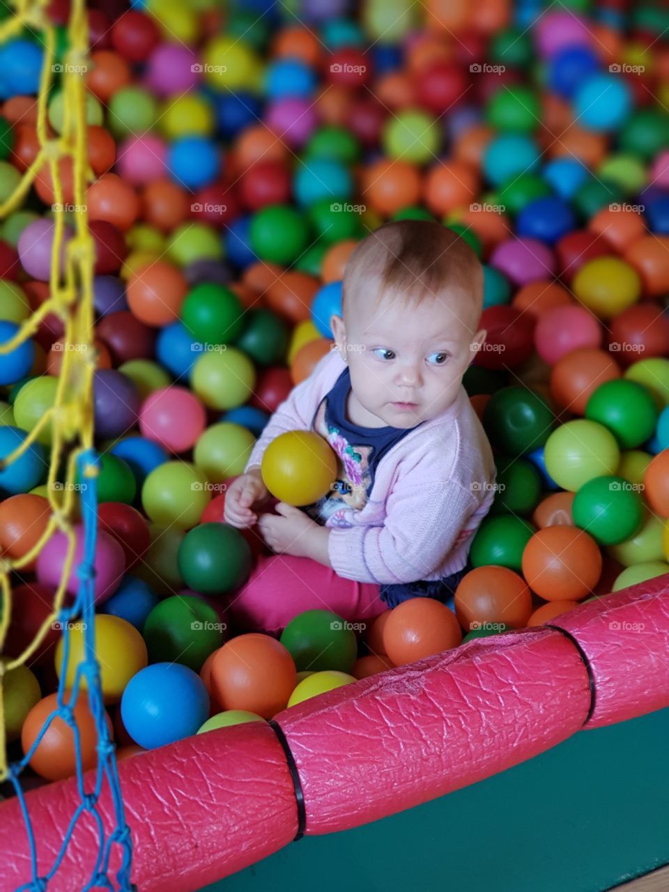 Brincando na piscina de bolinha. Como é divertido! A Estelinha amou as cores e a farra. 