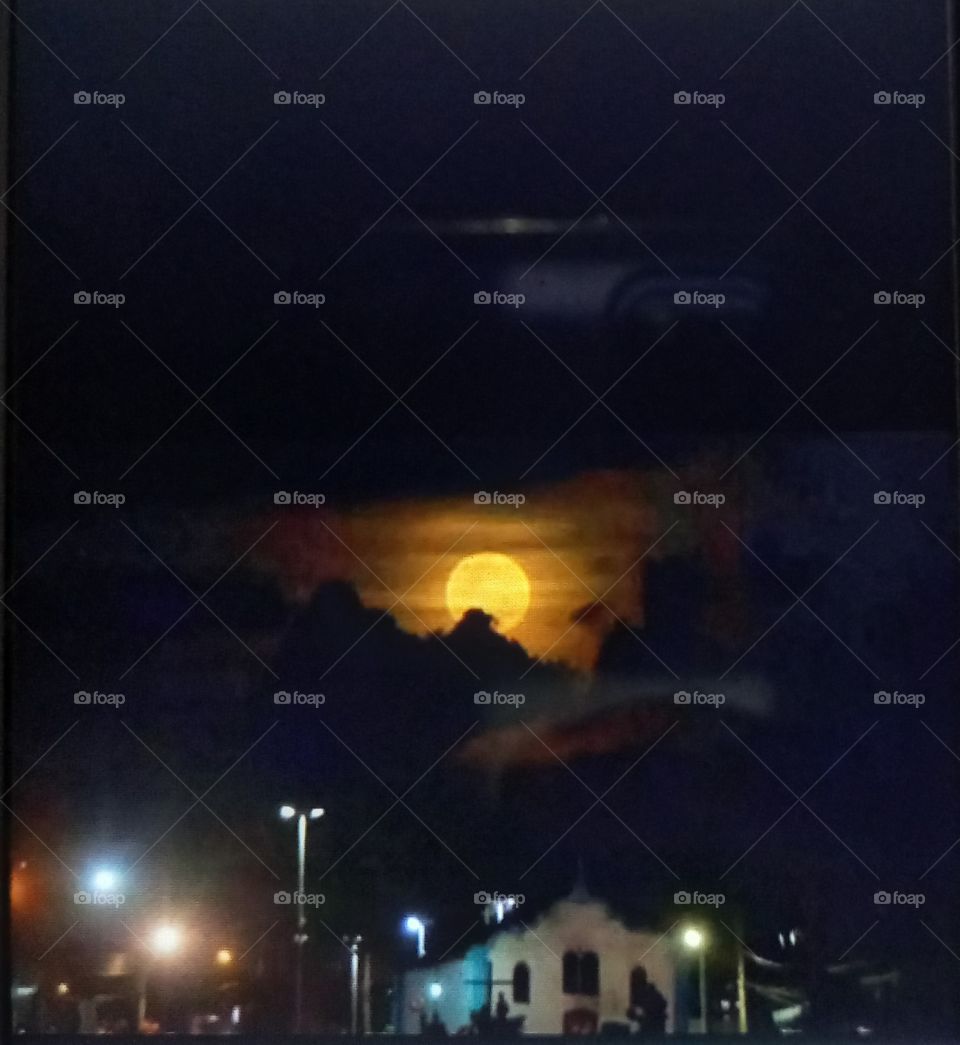 A lua,e agreja do centro da cidade.