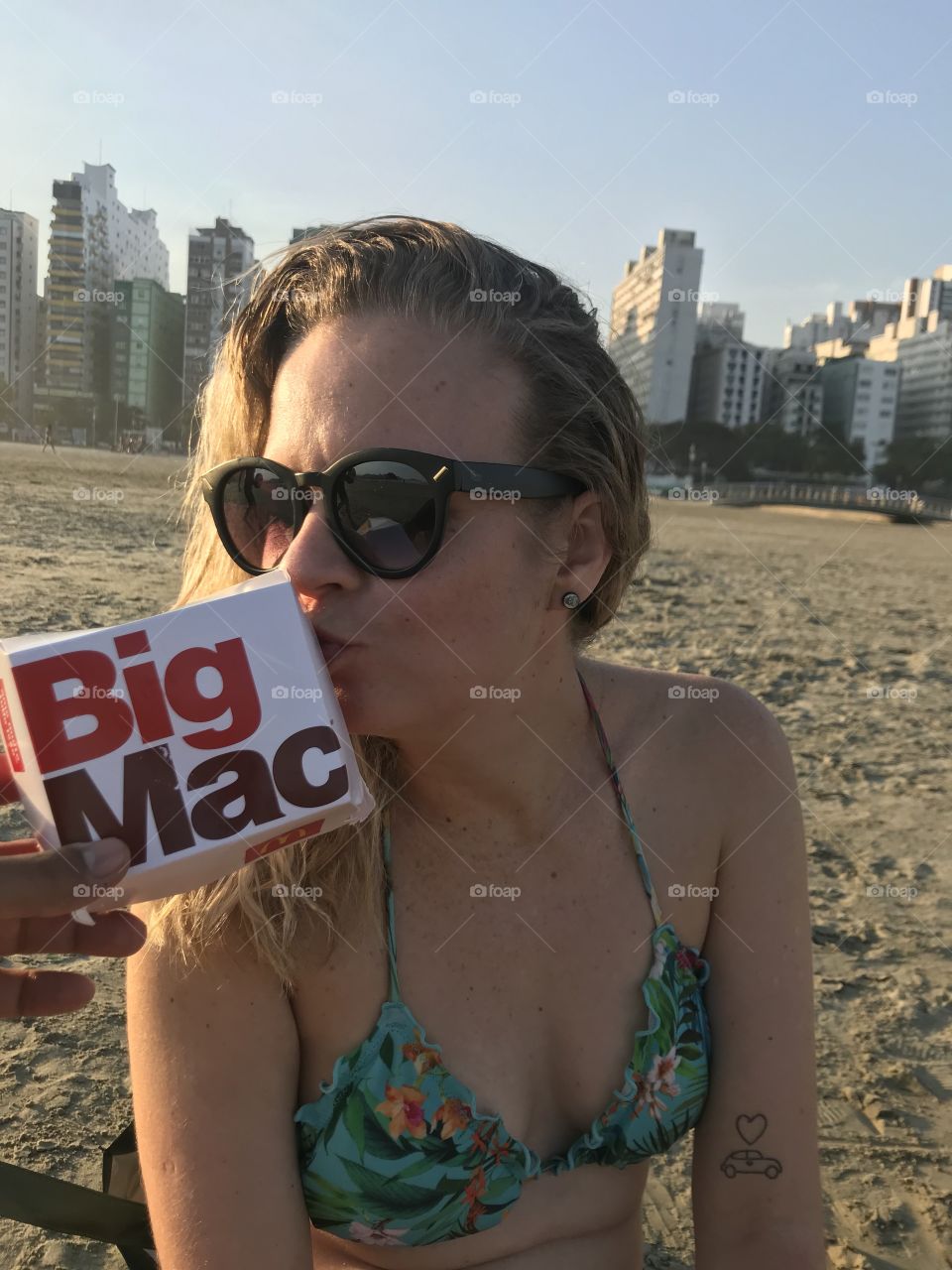 Praia, sol, amor e Big Mac.